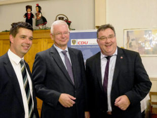 Roland Koch gemeinsam mit den beiden Kandidaten Matthias Wettlaufer (li.) und Mark Weinmeister (re.). Foto: nh