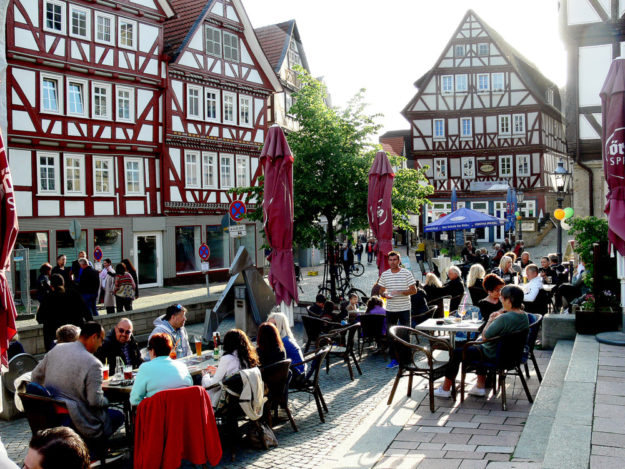 Ab den späten Nachmittagsstunden geht die Zeit am 25. Oktober in den Homberger Nachtmarkt über. Foto: nh 