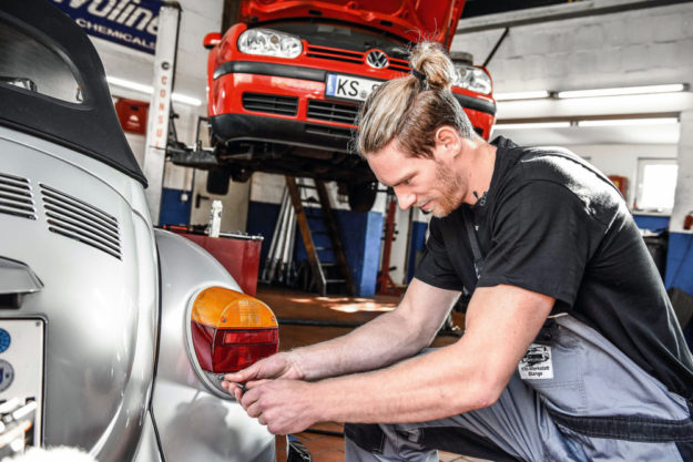 Europameister Tobias Reichmann wechselt die Seiten und arbeitet einen Tag lang in der Kasseler Kfz-Werkstatt Stange. Foto: HWK Kassel