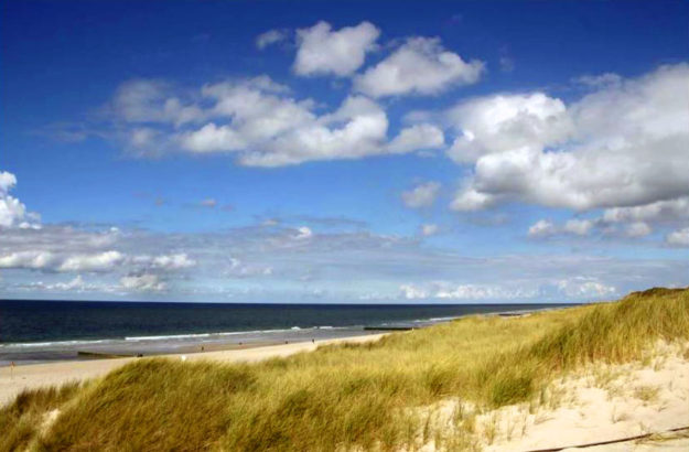 Auf Sylt lockt schon im April an manchen Tagen ein blauer Himmel zu Strandspaziergängen und Meer. Foto: SEK