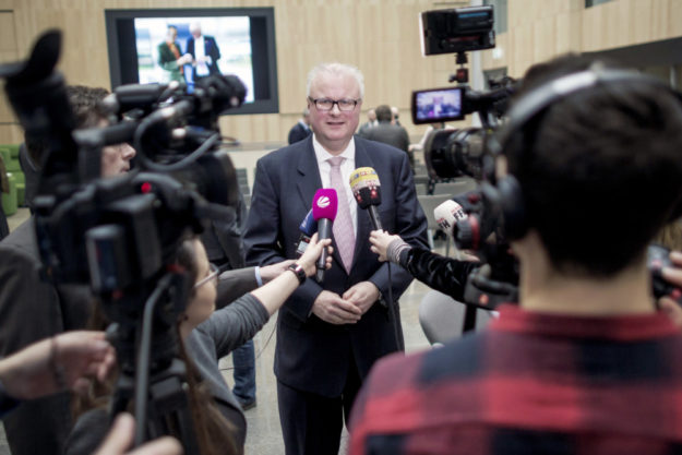 Als erste hessische Kommunen hat Finanzminister Dr. Schäfer den Landkreis Marburg-Biedenkopf und die Stadt Kassel heute aus dem Kommunalen Schutzschirm des Landes Hessen entlassen.. Foto: Fredrik von Erichsen | HMdF