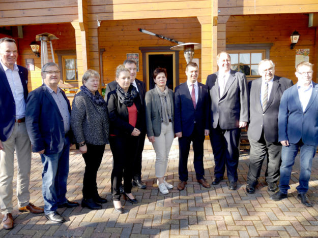 Bürgermeister Heinrich Vesper, Kreistagsfraktionsvorsitzender Reinhard Otto, Sabine Schneider-Wagner, Jana-Edelmann-Rauthe, Kreisvorsitzender Mark Weinmeister, Claudia Ulrich, Landtagskandidat Matthias Wettlaufer, Bundesminister Prof. Dr. Helge Braun, Bezirksvorsitzender Bernd Siebert und Gemeindeverbandsvorsitzender Stefan Völker (v.li). Foto: nh 