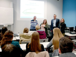 Von links: Andreas Göbel (Schriftführer Ehemaligenverein, Berufsorientierung am Schwalmgymnasium) Louisa Wenzel (Duale Studentin, Umweltwissenschaften) Frank Siesenop (Kassenwart Ehemaligenverein, Schulleiter) und Katharina Eisenach (1. Vorsitzende Ehemaligenverein). Foto: nh