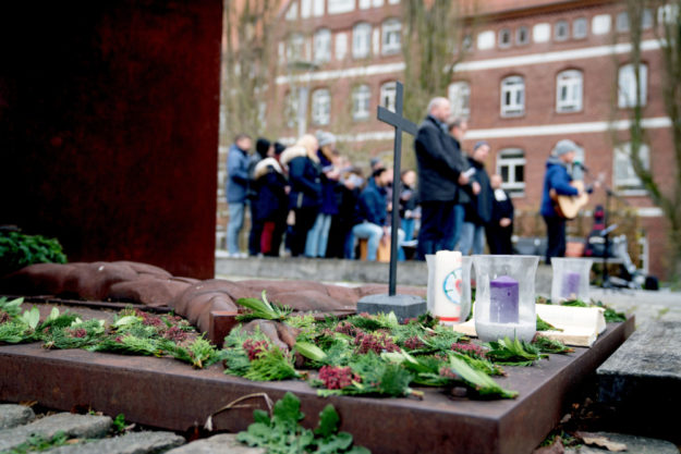 Am Buß- & Bettag, 21. November, ist ab 10:15 Uhr vor dem Hephata-Mahnmal zum Gedenken eingeladen. Foto: Hephata