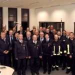 Landrat Winfried Becker (re.) und Kreisbrandinspektor Torsten Hertel (2. v. li.) im Kreis der Geehrten sowie der jeweiligen Bürgermeister und der Gemeinde- & Stadtbrandinspektoren. Foto: nh