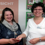 Spendenübergabe: Dagmar Scholling von der Selbsthilfegruppe und Claudia Thiel vom Sanitätshaus Thiel (re.). Foto: nh