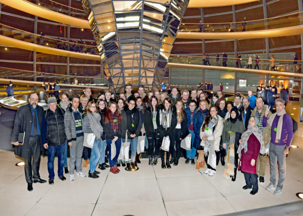 Gruppenbild der SoR-Reisenden, die Omid Nouripour als Pate in die Bundeshauptstadt eingeladen hatte. Foto: Bundesregierung / Atelier Schneider