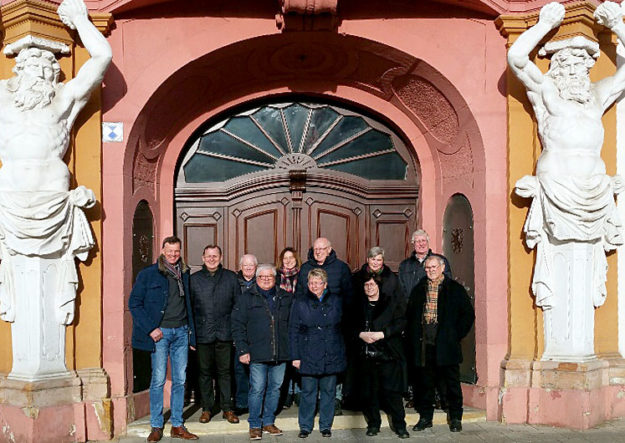 Bürgermeister Vesper (li.) und seine Schwälmer Delegation vor dem Thüringer Landtag. Foto: nh