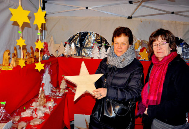 Handgemacht: Sterne und mehr aus Holz bewunderten Claudia Rott (li.) und Maria Petri am Stand der Hephata Diakonie. Foto: Hephata