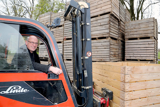 Per Gabelstapler werden die Kartoffelkisten von Stephan Ziegler transportiert. Foto: Hephata