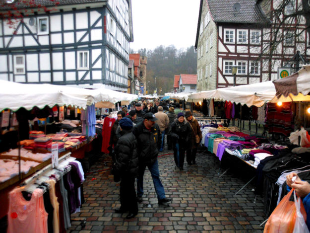 Gut 200 Aussteller bieten zum Scherzmarkt die besten Artikel des täglichen Bedarfs. Foto: nh