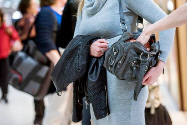 Immer auf Gepäck und Reiseutensilien achten! Vor allem in der Weihnachtszeit haben es Taschendiebe auf prall gefüllte Geldbörsen und teure Wertsachen abgesehen. Foto: Bundespolizei