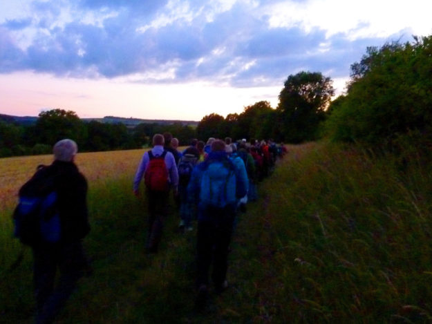 Die nächtlichen Wanderungen von der Hohenburg an den Silbersee werden von zertifizierten Wanderführern begleitet. Foto: nh