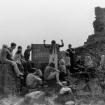 Die „Gegenschule“ am Burgberg. V. li.: Hans Junker, Hans-Peter Bernhardt, Hannelore Verloh (geb. Viehmann). Unten, li. Horst Brühmann. Vor der Tafel mit Armen in der Luft: Dieter Bott. Bott und Bernhard waren vermutlich aus Frankfurt zu Gast. Foto: Manfred Lengemann, Weinheim