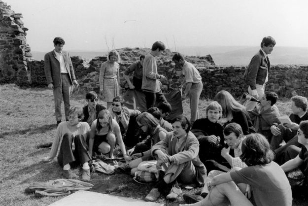 Links steht Trollhagen, links unten sitzend Hans-Peter Bernhard, daneben kniet Jutta Wenzel. In der Mitte, vorn, sitzt Horst Brühmann, rechts daneben Volker Otto. Rechts am Bildrand mit Brille: Hans Junker. Rechts oben geht Dieter Bott aus dem Bild. Die anderen waren nicht von der BTHS, gehörten aber zum Tross von Bernhard und Bott. Foto: Manfred Lengemann, Weinheim