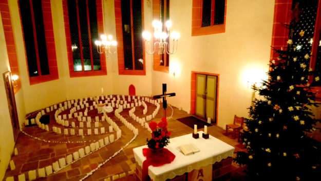 Im vergangenen Jahr konnte eine Nachbildung des Labyrinths von Chartres als erleuchtete Bodenskulptur beschritten werden. Foto: Dierk Glitzenhirn