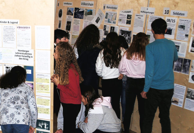 Schüler der Jahrgangsstufe 7 besuchen die Ausstellung. Foto: nh