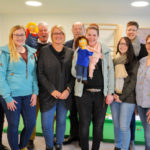 Gruppenbild mit Tula und Tim: Die Erzieherinnen Inge Tripp-Reuber, Nelli Weiss, Carolina Lang, Nicole Böhm, Jana Kühnemuth, Lena Icke und Verena Gießler (v.l.) mit den Lionsfreunden Ulrich Bruckmann (li.) und Michael Frede und Dozentin Stella Valentien (re.).  Foto: Lions