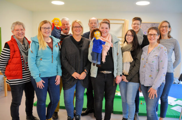 Gruppenbild mit Tula und Tim: Die Erzieherinnen Inge Tripp-Reuber, Nelli Weiss, Carolina Lang, Nicole Böhm, Jana Kühnemuth, Lena Icke und Verena Gießler (v.l.) mit den Lionsfreunden Ulrich Bruckmann (li.) und Michael Frede und Dozentin Stella Valentien (re.). Foto: Lions