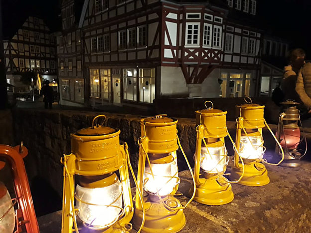 Die Lampen sind betankt und gezündet, der Spaziergang in die gruselige Melsunger Nacht kann beginnen. Foto: nh