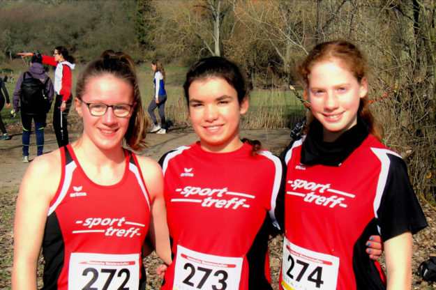 Lynn Olson, Maya Knaust und die 13-jährige Pia Gille holten sich die Landesmeisterschaft im Crosslauf der WU20 in Gudensberg. Foto: nh