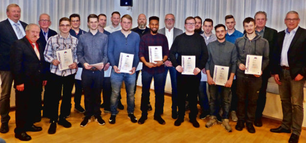 Die Metall-Innung Schwalm-Eder feierte ihre neuen Gesellen und sprach sie nach handwerklichem Brauch „frei“. Foto: Kreishandwerkerschaft Schwalm-Eder.