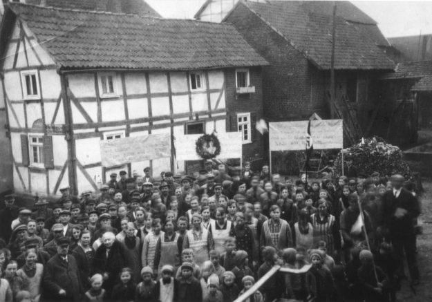 Der Führerkult erfasste die gesamte deutsche Gesellschaft. Bewohner Udenborns kurz vor Paradebeginn. Archivbild: T. Schattner