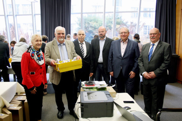 Die Mitglieder der IHK-Wahlkommission (v.li.) Heidi Hornschu-Baumbach, Detlef Kümper (Vorsitzender), Wolfgang Wiese, Stefan Bönning, Marc Robert Mensing und Walter Blum eröffneten die Auszählung. Foto: nh