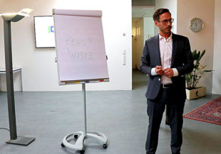 Sebastian Härtig, Geschäftsführer bei der Bernecker Tochter Die Pharmadrucker präsentiert das Konzept »Zero Waste«. Foto: Bernecker