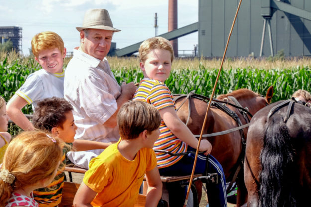 Damals auf dem Lande, eine Familienszene aus »Der Junge muss mal an die frische Luft«. Foto: nh