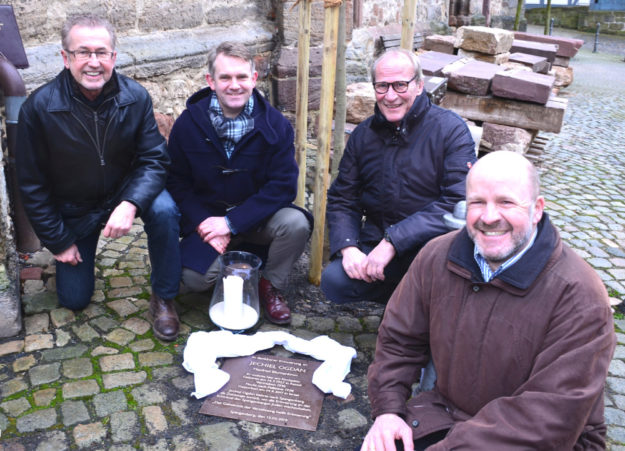 Sie hatten die Idee, an Jechiel Ogdan in würdevoller Form zu erinnern – und setzten sie gemeinsam um (v.li.): Dr. Dieter Vaupel, Dr. Volker Mantey, Bürgermeister Peter Tigges und Pfr. Michael Schümers. Foto: Werner Bechtel