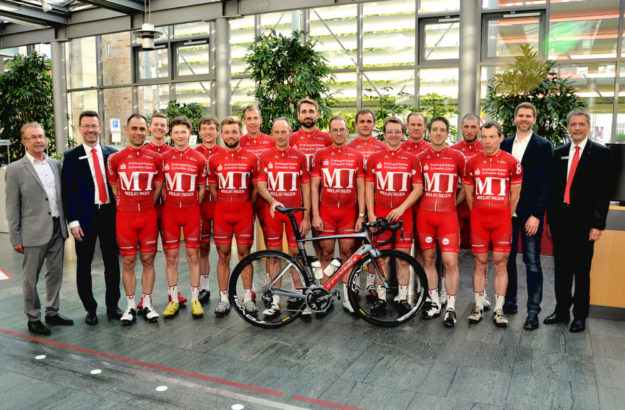 Sie sind heiß auf die ersten Saisonrennen: Das Regio Team der MT Melsungen (v.li.): Dr. Dieter Vaupel (sportlicher Leiter) Thomas Gille (Vorstandsvorsitzender Kreissparkasse), Philipp Sohn, Leonid Berlitz, Marcel Bitter, Eiko Berlitz, Leon Löber, Axel Hauschke, Claus Siemon, Tobias Wambach, Roman Kuntschik, Hans Hutschenreuther, Falk Hepprich, Tobias Schäffer, Mirco Holzhauer, Christian Herr, Mattias Hofacker, Dr. Alexander Schröder (MT-Vorsitzender) und Ingo Lange (Direktor Kreissparkasse Melsungen). Foto Christiane Laabs