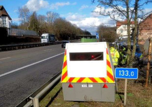 Der mobile Blitzer ermöglicht der nordhessischen Polizei einen personalschonenden Einsatz an den Bundesfernstraßen. Foto: Polizei