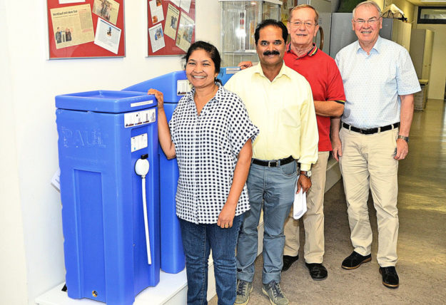 Mit dem Besuch an der Uni Kassel und der Einweisung in PAUL durch Prof. Dr.-Ing. Franz-Bernd Frechen im August 2018 begann die Idee zu reifen, die Shindhes in Indien bei der Bereitstellung von trinkbarem Wasser zu unterstützen. Von links: Salome Shindhe, Paul Shindhe, Prof. Dr.-Ing. Franz-Bernd Frechen und Reinhold Hocke. Foto: nh