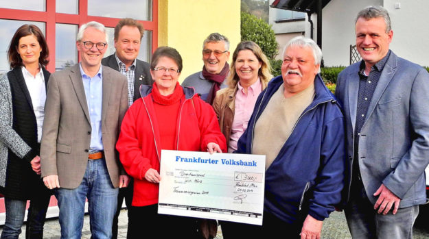 Glückliche Gewinner Willi und Hildegard März aus Seigertshausen (Mitte) sowie (v.li.) Nicole Spohr, Landesinnungsmeister Klaus Leithäuser, Obermeister Frank Michel, Seniorchef Willi Spohr, Geschäftsführerin Ingeborg Totzke und Malermeister Torsten Spohr. Foto: Wolfgang Scholz