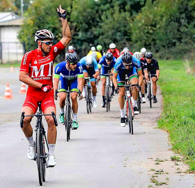 Er will auch 2019 zeigen wie es geht: Überlegener Sieger Roman Kuntschik beim vorletzten Rennen der Saison 2018 »Rund in Bünde«. Foto: nh