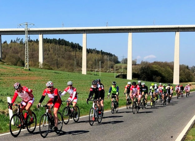Tolle Resonanz im vergangenen Jahr im vergangenen Jahr: Fast 70 Radsportler aus ganz Nordhessen nahmen an dem Saisoneröffnungsevent in Melsungen teil, hier unterwegs bei Morschen. Foto: nh