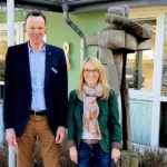 Heinrich Vesper und Wiebke Knell vor dem Rathaus in Wasenberg. Foto: nh