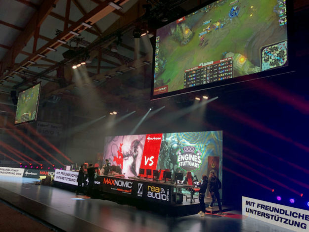 Kernstück für den E-Sport wird neben den echten Bundesliga-Profis die Hallenbühne sein. Foto: David Gans 