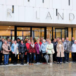 Wiebke Knell mit ihrer Besuchergruppe vor dem Hessischen Landtag in Wiesbaden. Foto: nh