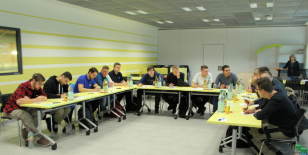 Auszubildende der Firma Ehring Markenmöbel und AKH Antriebstechnik beim gemeinsamen Workshop. Foto: Pfeil