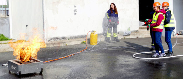 Zwei Teilnehmerinnen müssen bei der Übung der Feuerwehr einen Brand löschen. Foto: nh 