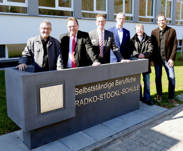 Holger Raude von der Hochbauverwaltung, Landrat Winfried Becker, Kommissarischer Schulleiter Markus Gille, Mike Stämmler vom Schulverwaltungsamt sowie die Architekten Daniel Spies und Martin Frobel-Akar vom Architekturbüro 5+ aus Kassel. Foto: nh