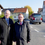 Bürgermeister Claus Steinmetz (li.) und Landrat Winfried Becker am Ortseingang Wabern-Hebel. Foto: nh