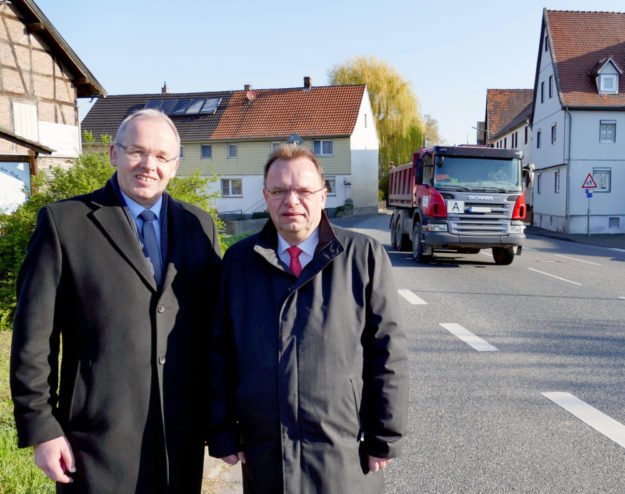 Bürgermeister Claus Steinmetz (li.) und Landrat Winfried Becker am Ortseingang Wabern-Hebel. Foto: nh