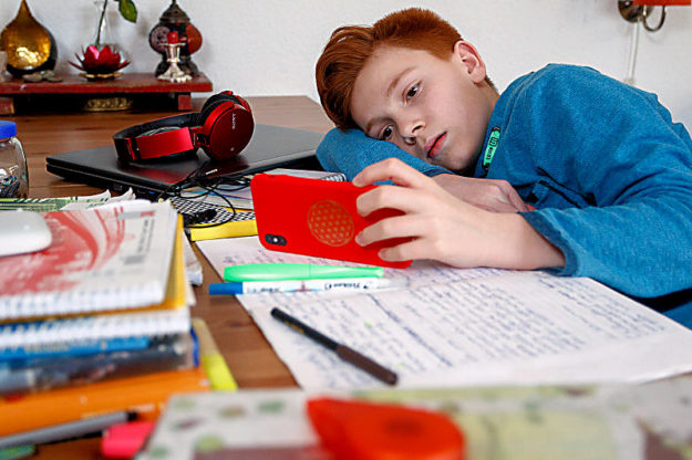 Das Smartphone sollte bei den Hausaufgaben eine Pause einlegen. Foto: © Studienkreis