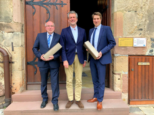 „Über den heutigen Besuch aus Wiesbaden von Staatssekretär Dr. Martin Worms (Mitte) freuten sich Neuentals 1. Beigeordneter Erich Strohm (li.) und Hombergs Bürgermeister Dr. Nico Ritz (re.). Foto: HMdF