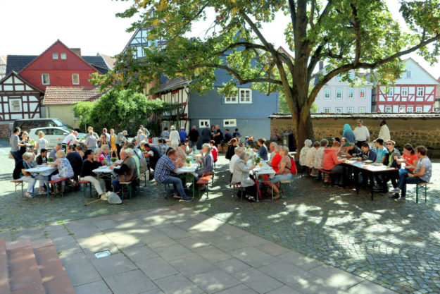 »Ein Tisch für alle« soll Leute untereinander ins Gespräch bringen und eine Gemeinschaft auf Zeit fördern. Foto: nh