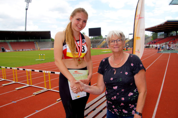 Franka Scheuer (li.) hat sich souverän den Titel geholt. Die Präsidentin des Leichtathletik-Verbandes, Anja Wolf-Blanke, gratuliert persönlich. Foto: nh