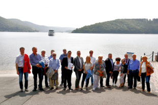 Probleme der Wasserwirtschaft diskutierten Vertreter aus Politik sowie Reise- und Gastrobranche bei einer Rundfahrt auf dem Edersee. Foto: FDP